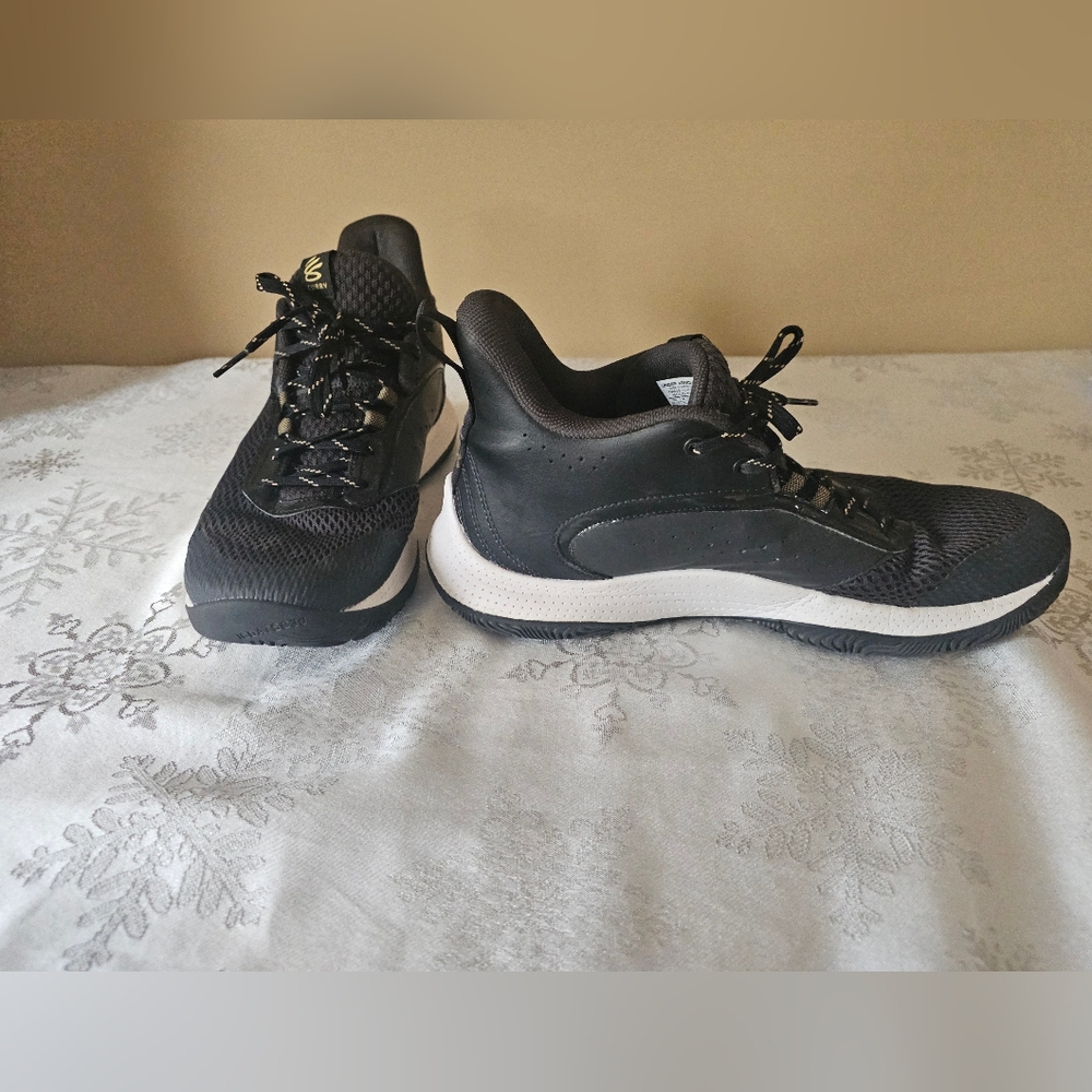 Under Armour Curry Runners Men's Sz 10.5  Black  White Gold Basketball